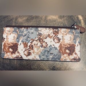 Vintage Coach small zip bag. Approximately 6”x4”. NWOT. Great condition!